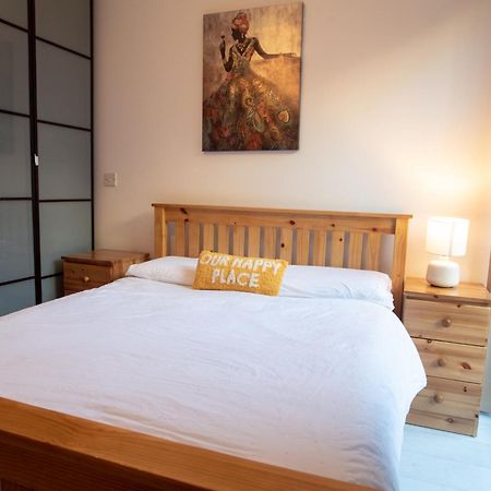 Two-Bedroom Luxury Apartment With Workspace, Free Secure Parking & Coffee 伯明翰 外观 照片