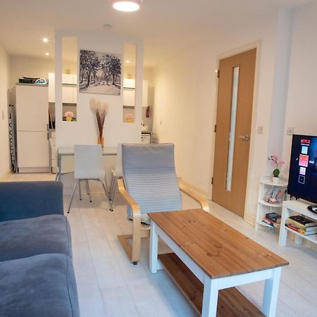 Two-Bedroom Luxury Apartment With Workspace, Free Secure Parking & Coffee 伯明翰 外观 照片