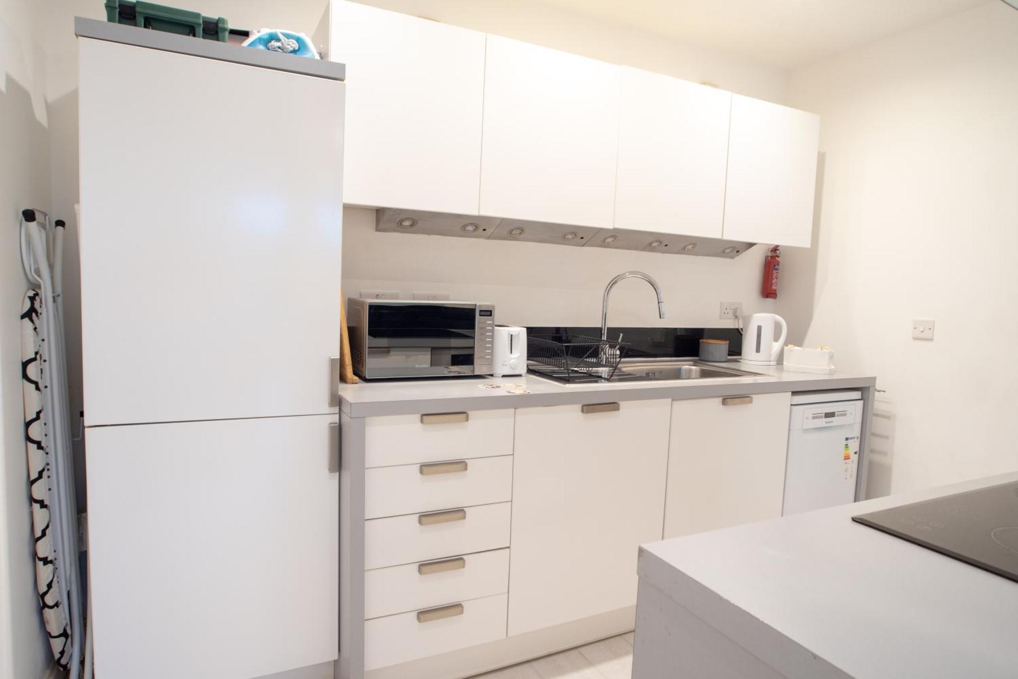 Two-Bedroom Luxury Apartment With Workspace, Free Secure Parking & Coffee 伯明翰 外观 照片