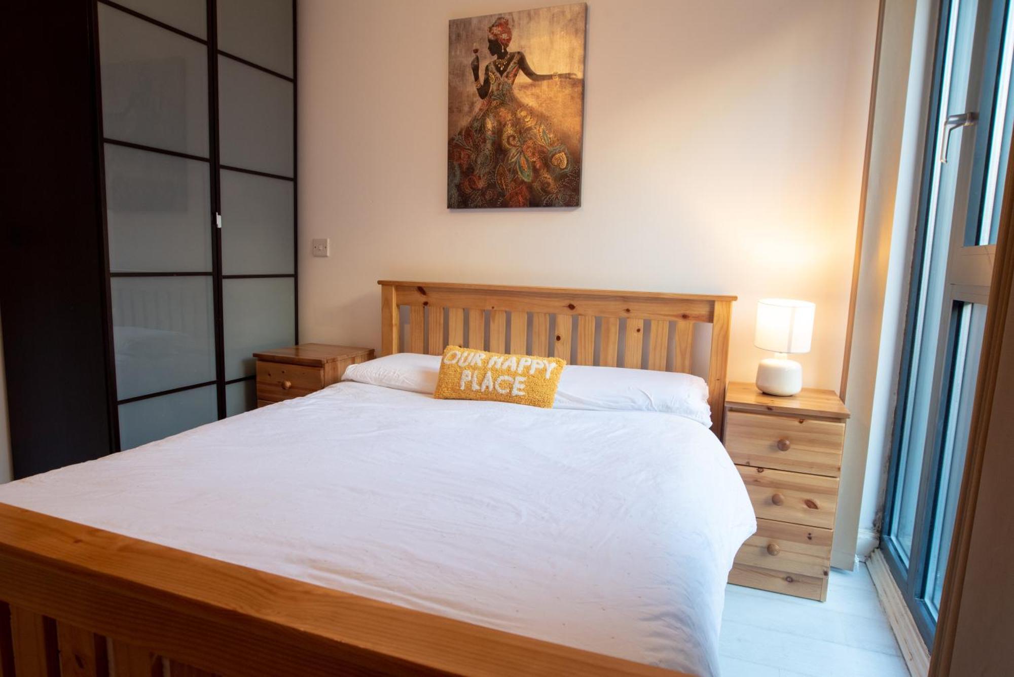 Two-Bedroom Luxury Apartment With Workspace, Free Secure Parking & Coffee 伯明翰 外观 照片