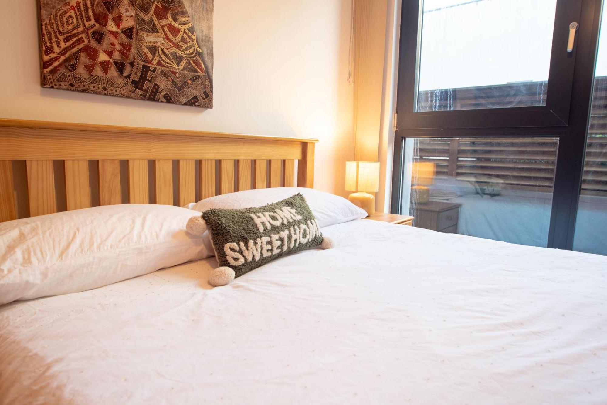Two-Bedroom Luxury Apartment With Workspace, Free Secure Parking & Coffee 伯明翰 外观 照片