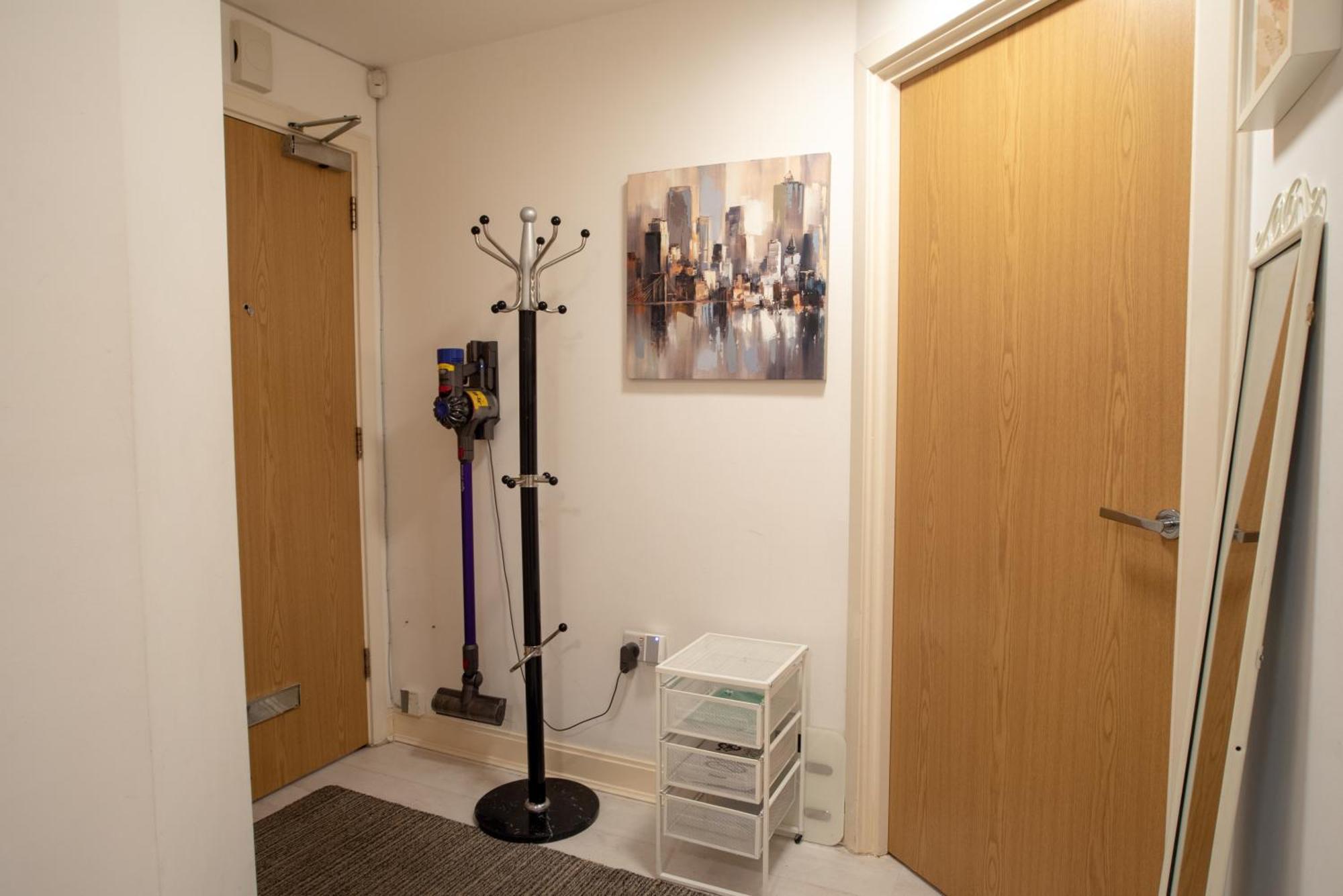 Two-Bedroom Luxury Apartment With Workspace, Free Secure Parking & Coffee 伯明翰 外观 照片