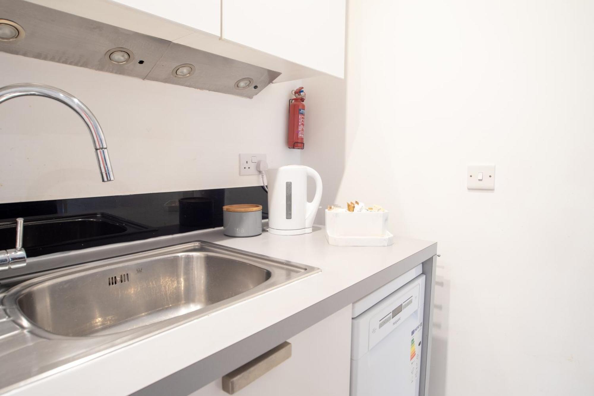 Two-Bedroom Luxury Apartment With Workspace, Free Secure Parking & Coffee 伯明翰 外观 照片