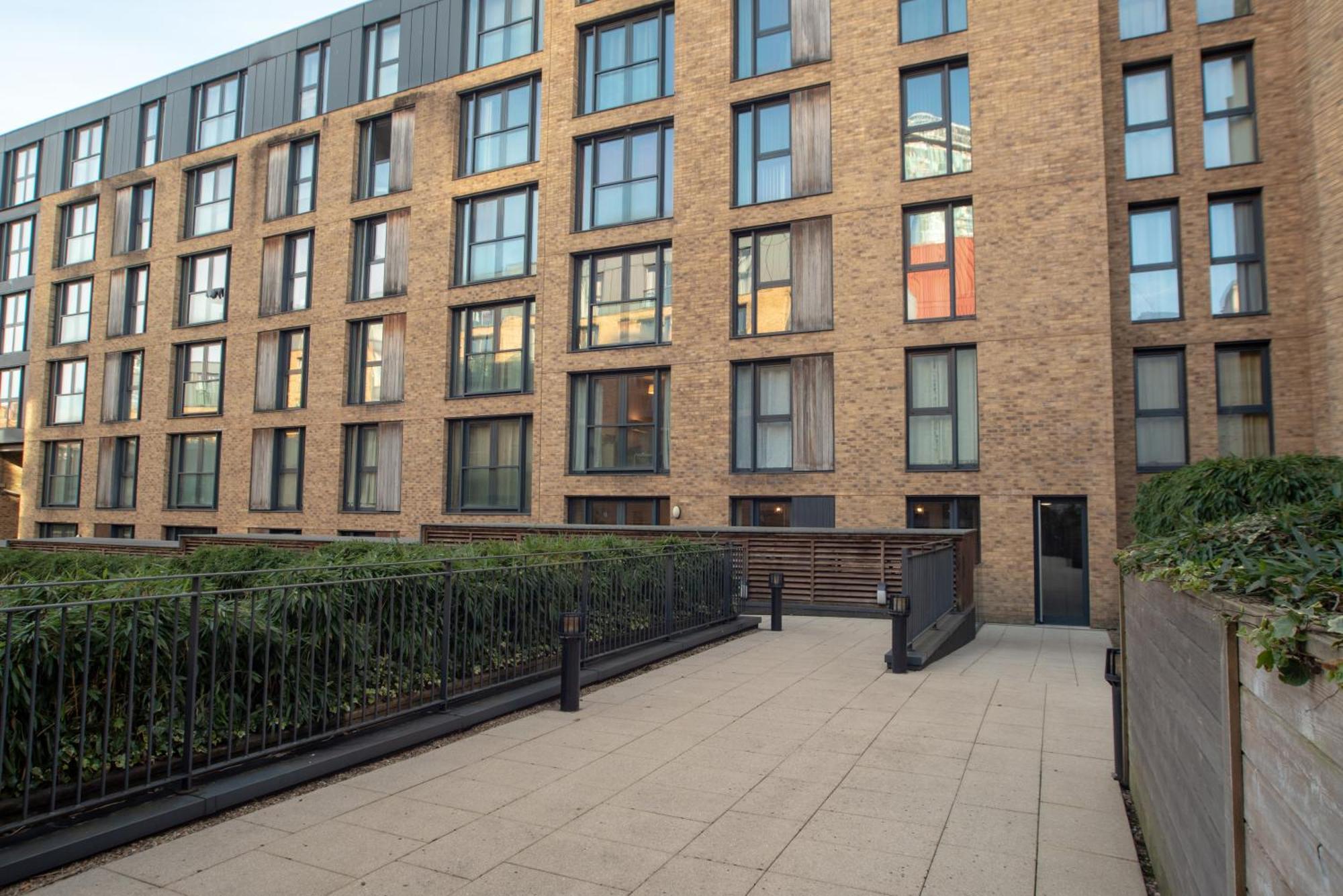 Two-Bedroom Luxury Apartment With Workspace, Free Secure Parking & Coffee 伯明翰 外观 照片