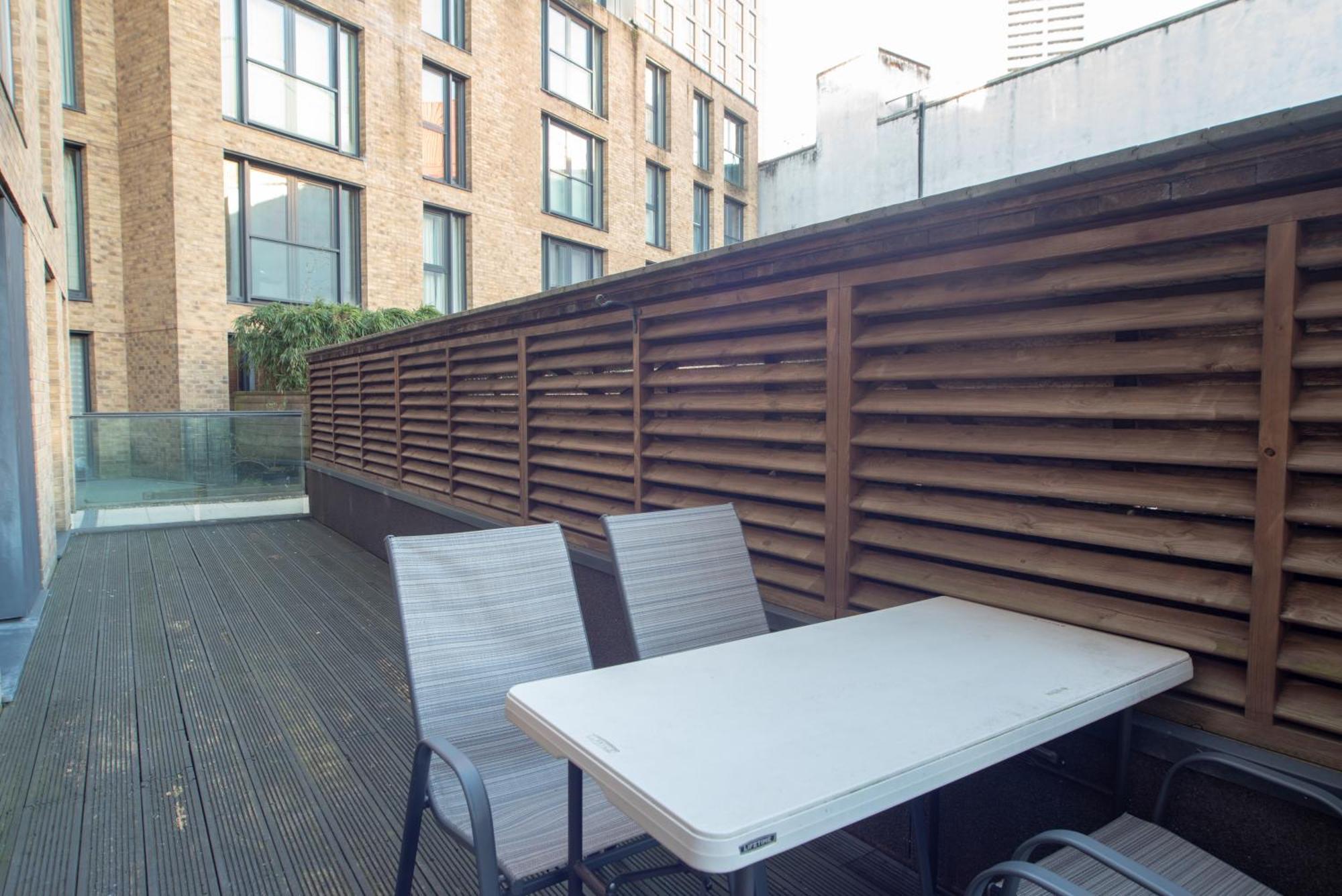 Two-Bedroom Luxury Apartment With Workspace, Free Secure Parking & Coffee 伯明翰 外观 照片