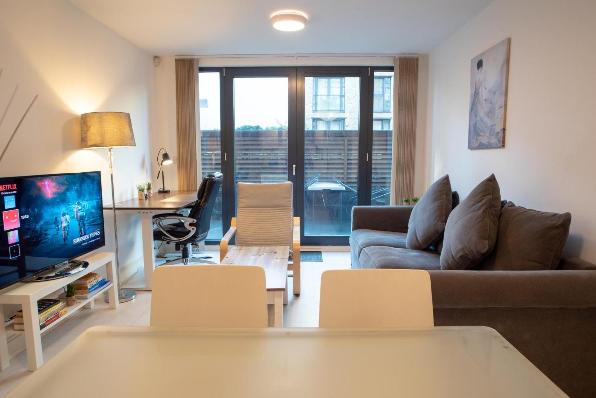 Two-Bedroom Luxury Apartment With Workspace, Free Secure Parking & Coffee 伯明翰 外观 照片