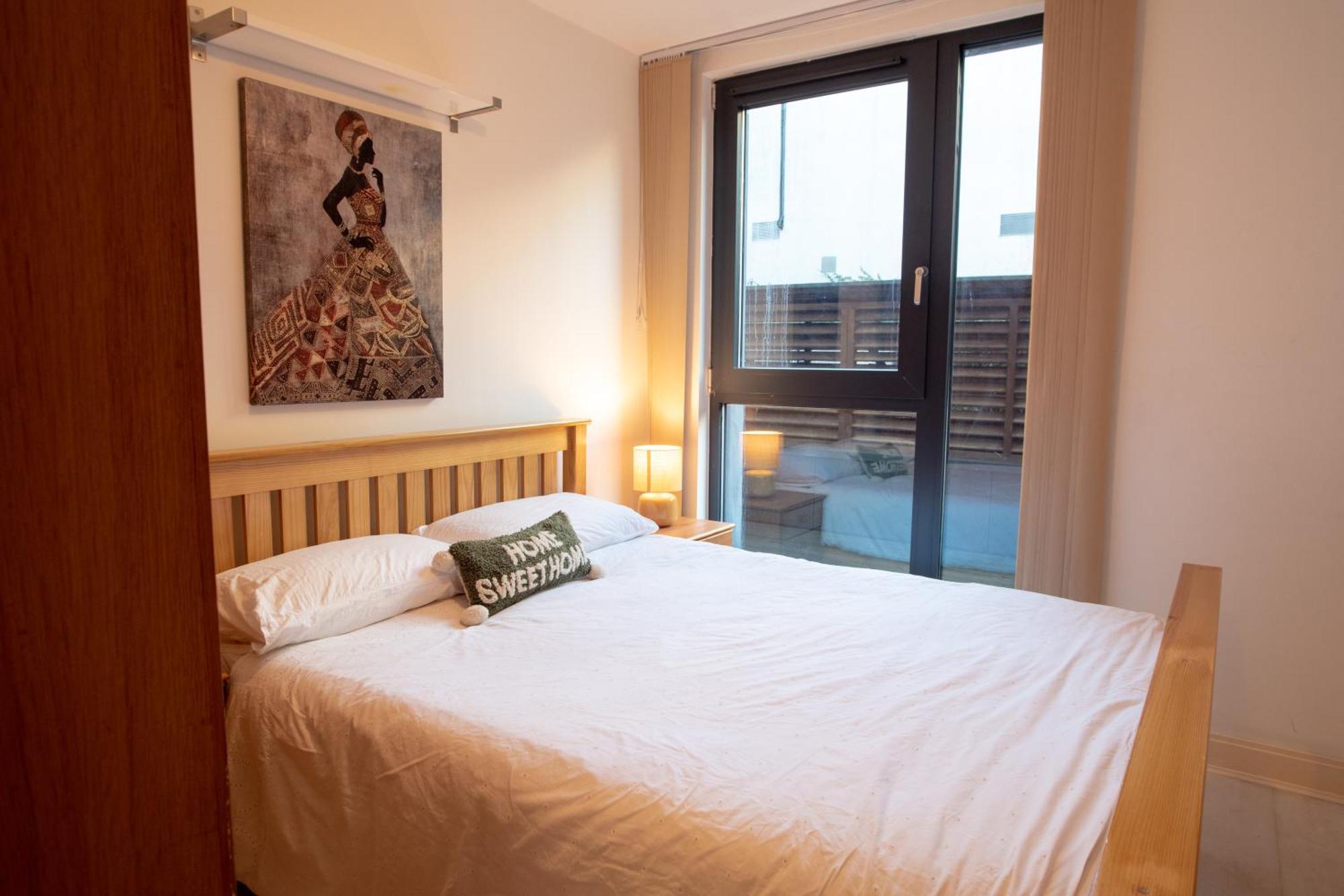 Two-Bedroom Luxury Apartment With Workspace, Free Secure Parking & Coffee 伯明翰 外观 照片