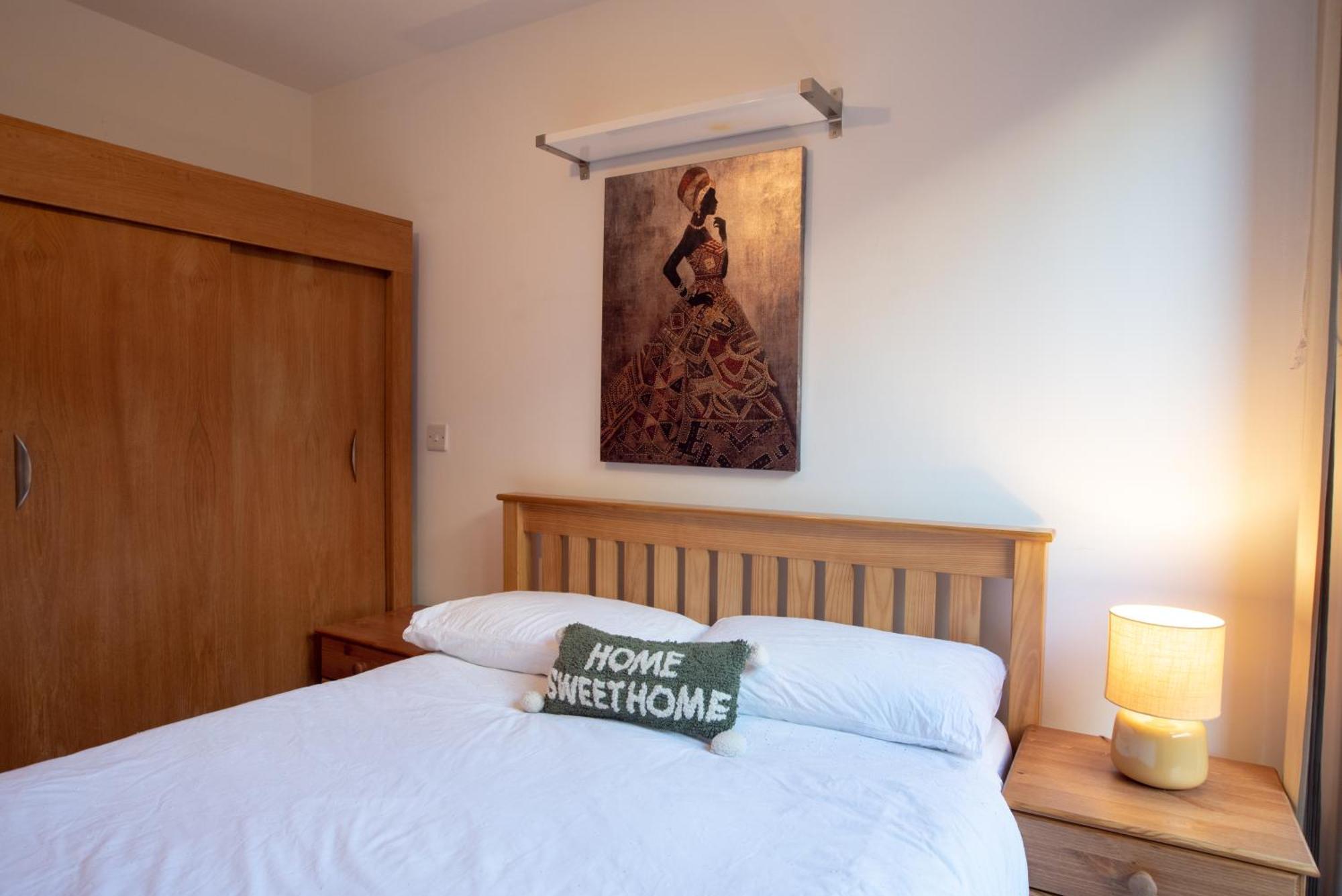 Two-Bedroom Luxury Apartment With Workspace, Free Secure Parking & Coffee 伯明翰 外观 照片