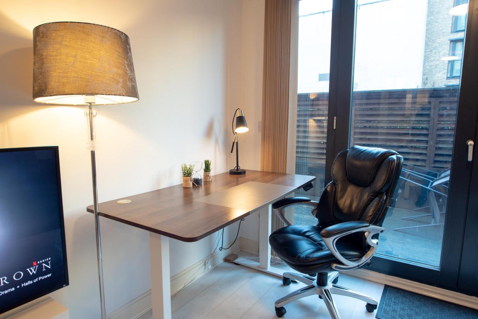 Two-Bedroom Luxury Apartment With Workspace, Free Secure Parking & Coffee 伯明翰 外观 照片