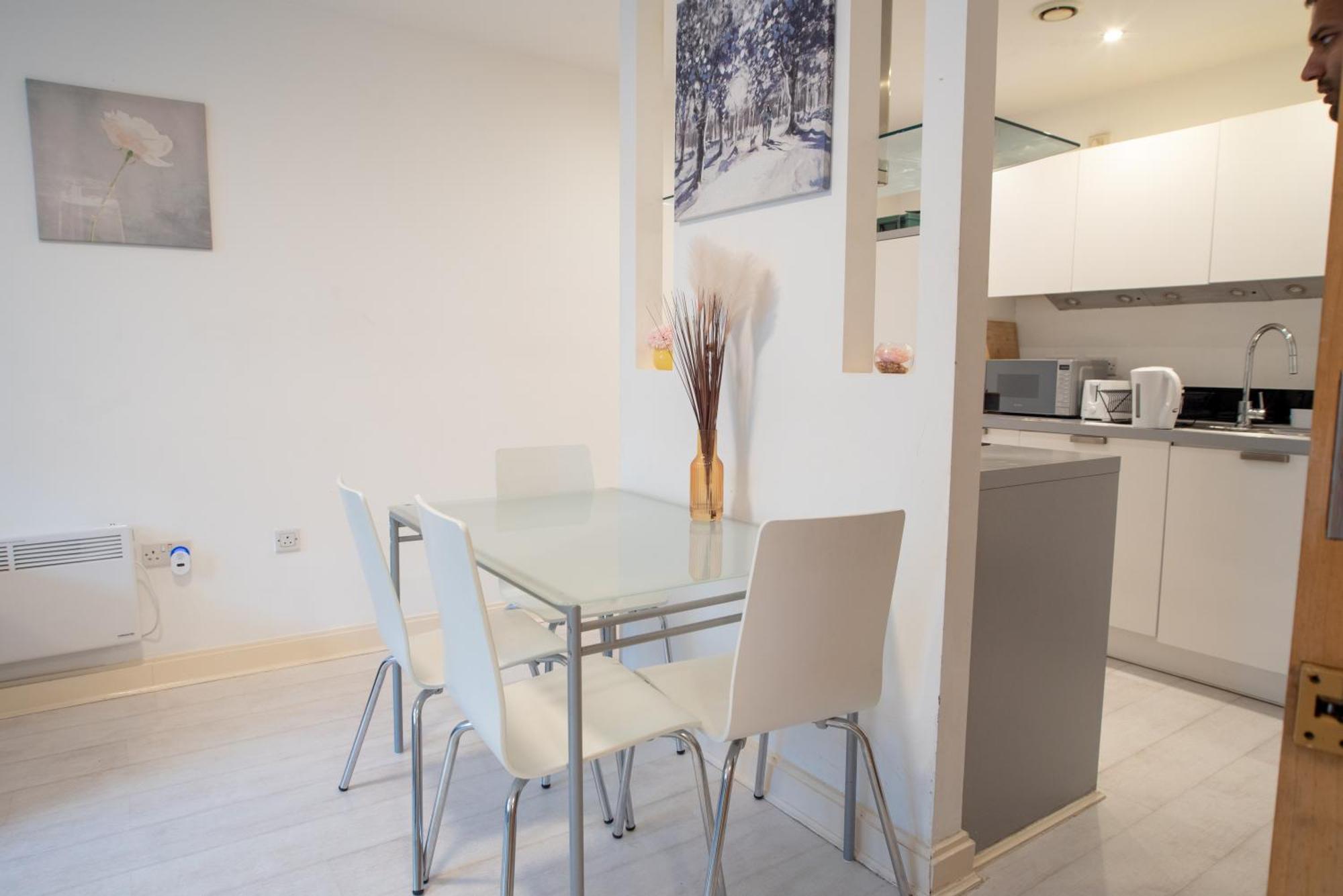 Two-Bedroom Luxury Apartment With Workspace, Free Secure Parking & Coffee 伯明翰 外观 照片