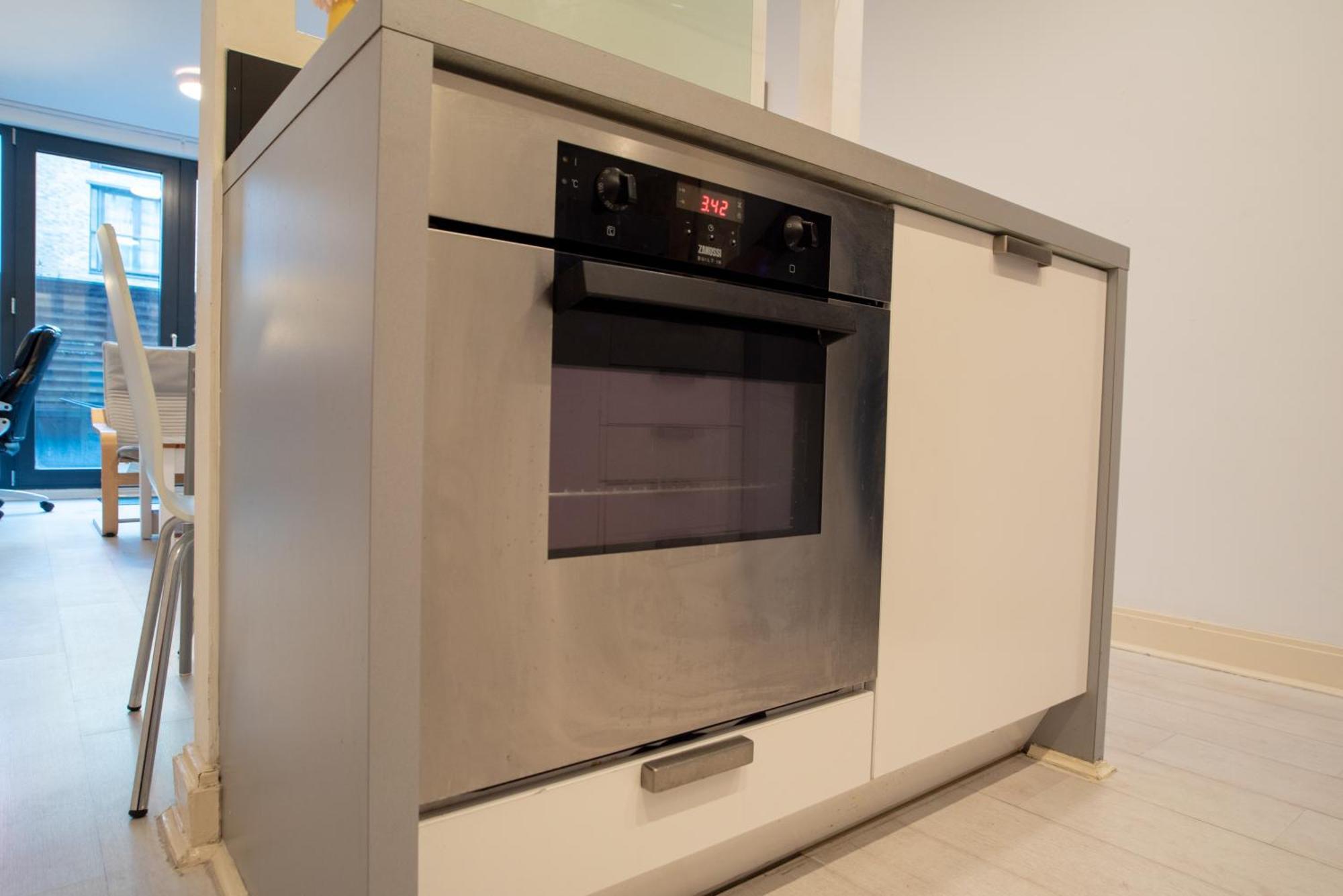 Two-Bedroom Luxury Apartment With Workspace, Free Secure Parking & Coffee 伯明翰 外观 照片
