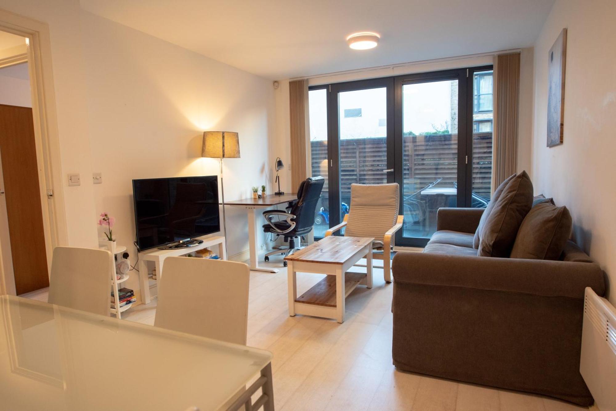 Two-Bedroom Luxury Apartment With Workspace, Free Secure Parking & Coffee 伯明翰 外观 照片