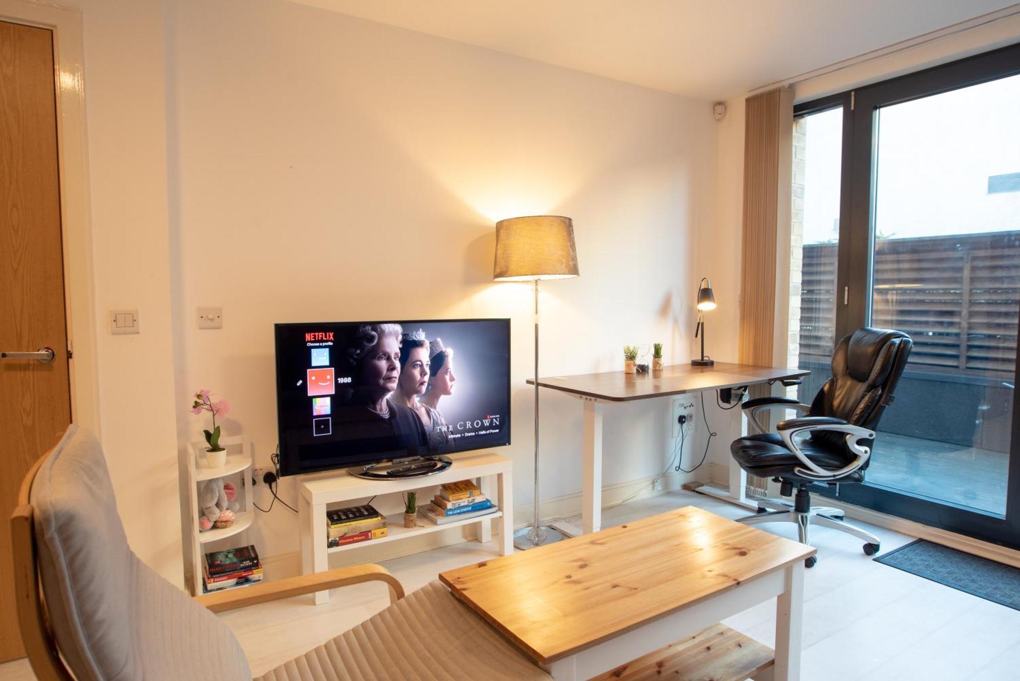 Two-Bedroom Luxury Apartment With Workspace, Free Secure Parking & Coffee 伯明翰 外观 照片