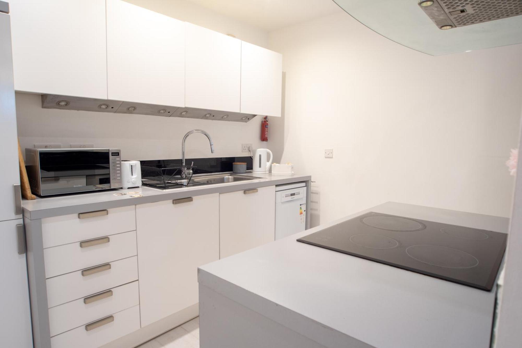 Two-Bedroom Luxury Apartment With Workspace, Free Secure Parking & Coffee 伯明翰 外观 照片