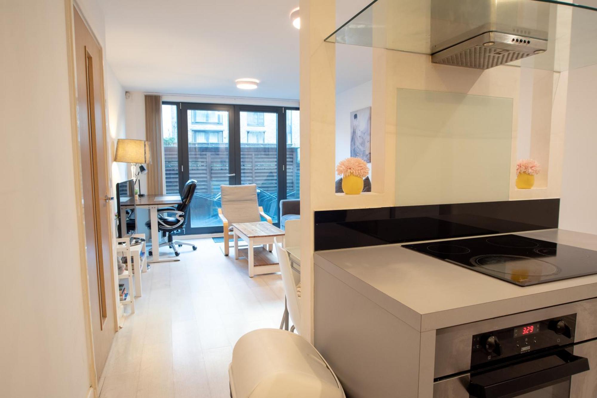 Two-Bedroom Luxury Apartment With Workspace, Free Secure Parking & Coffee 伯明翰 外观 照片