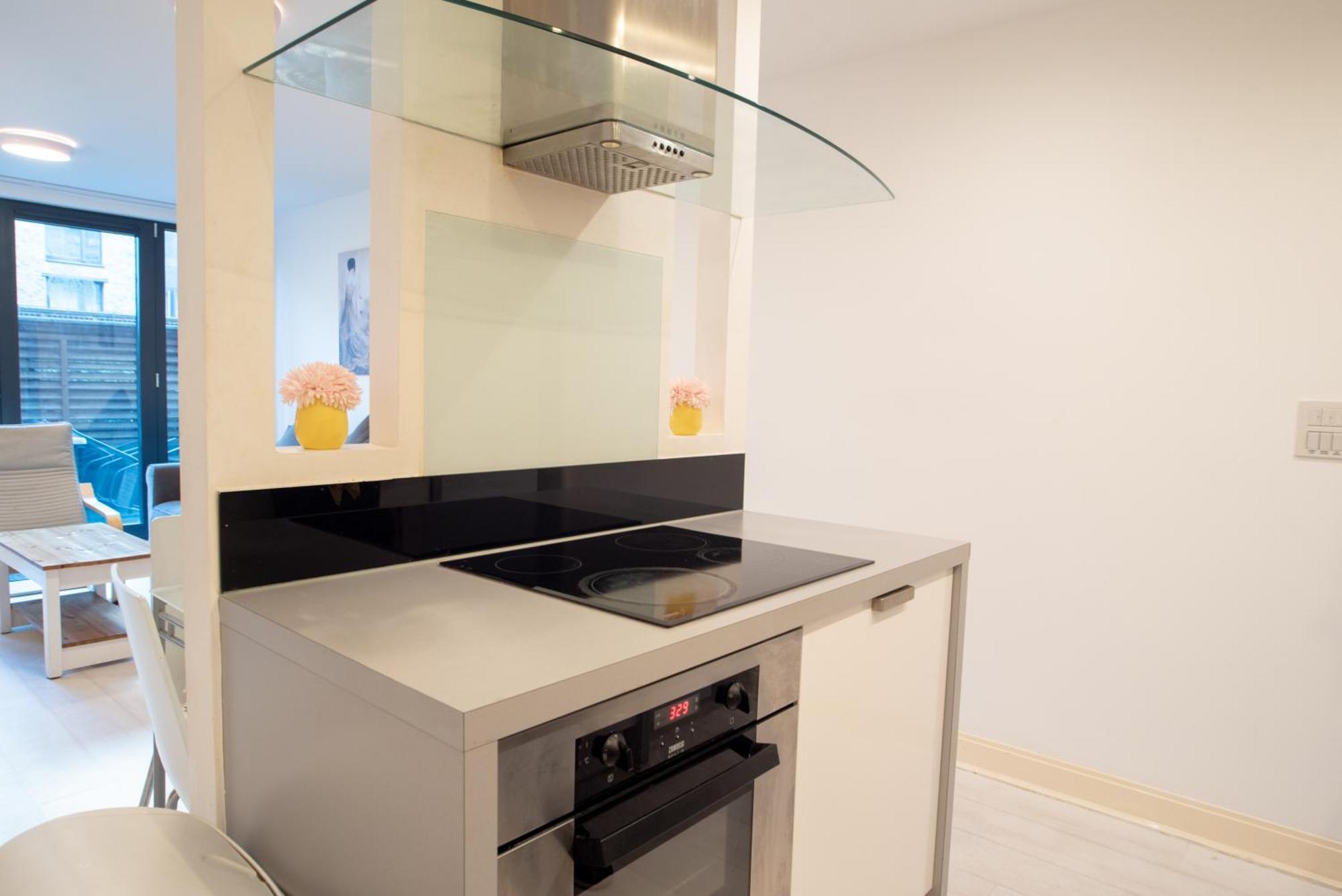 Two-Bedroom Luxury Apartment With Workspace, Free Secure Parking & Coffee 伯明翰 外观 照片
