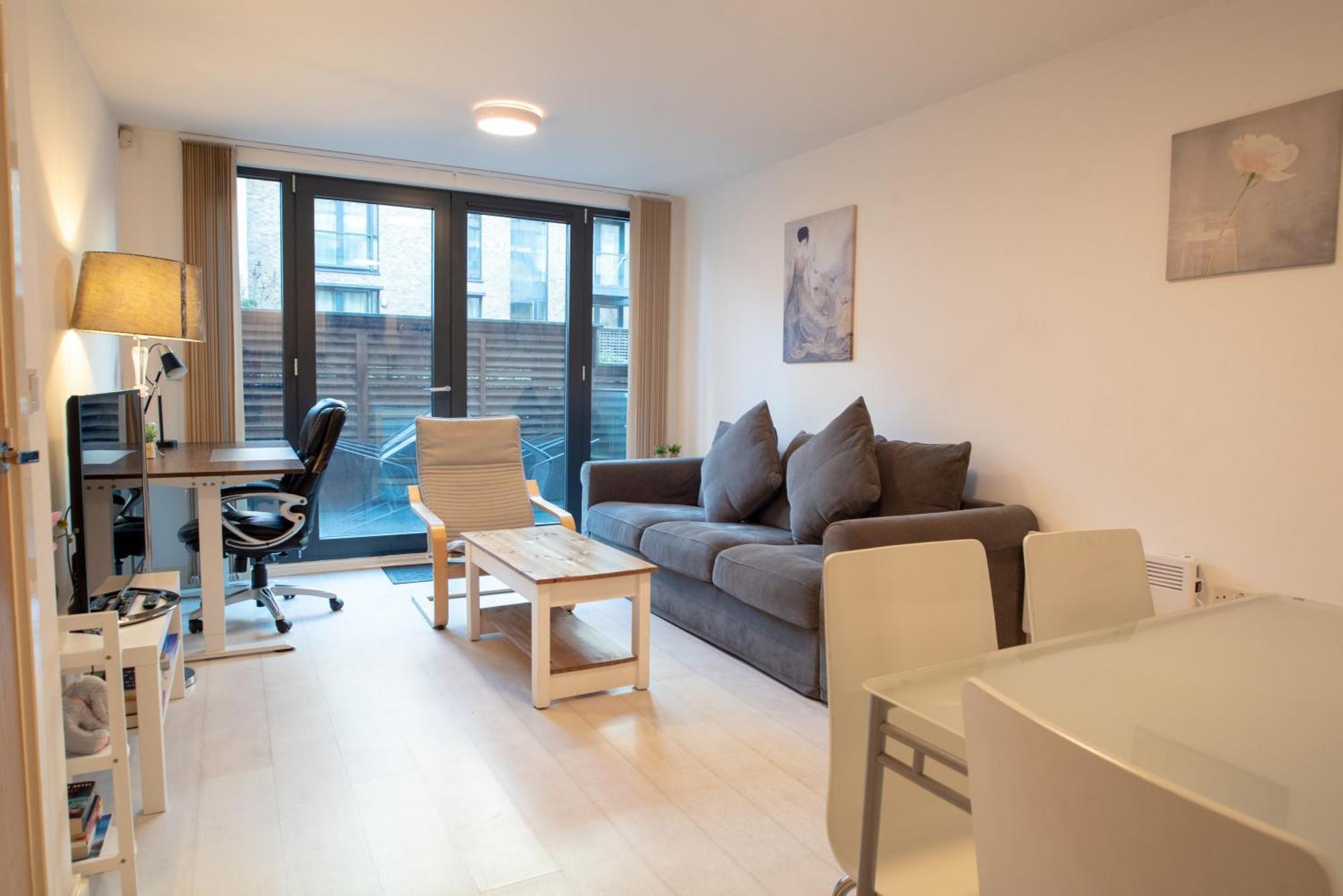 Two-Bedroom Luxury Apartment With Workspace, Free Secure Parking & Coffee 伯明翰 外观 照片