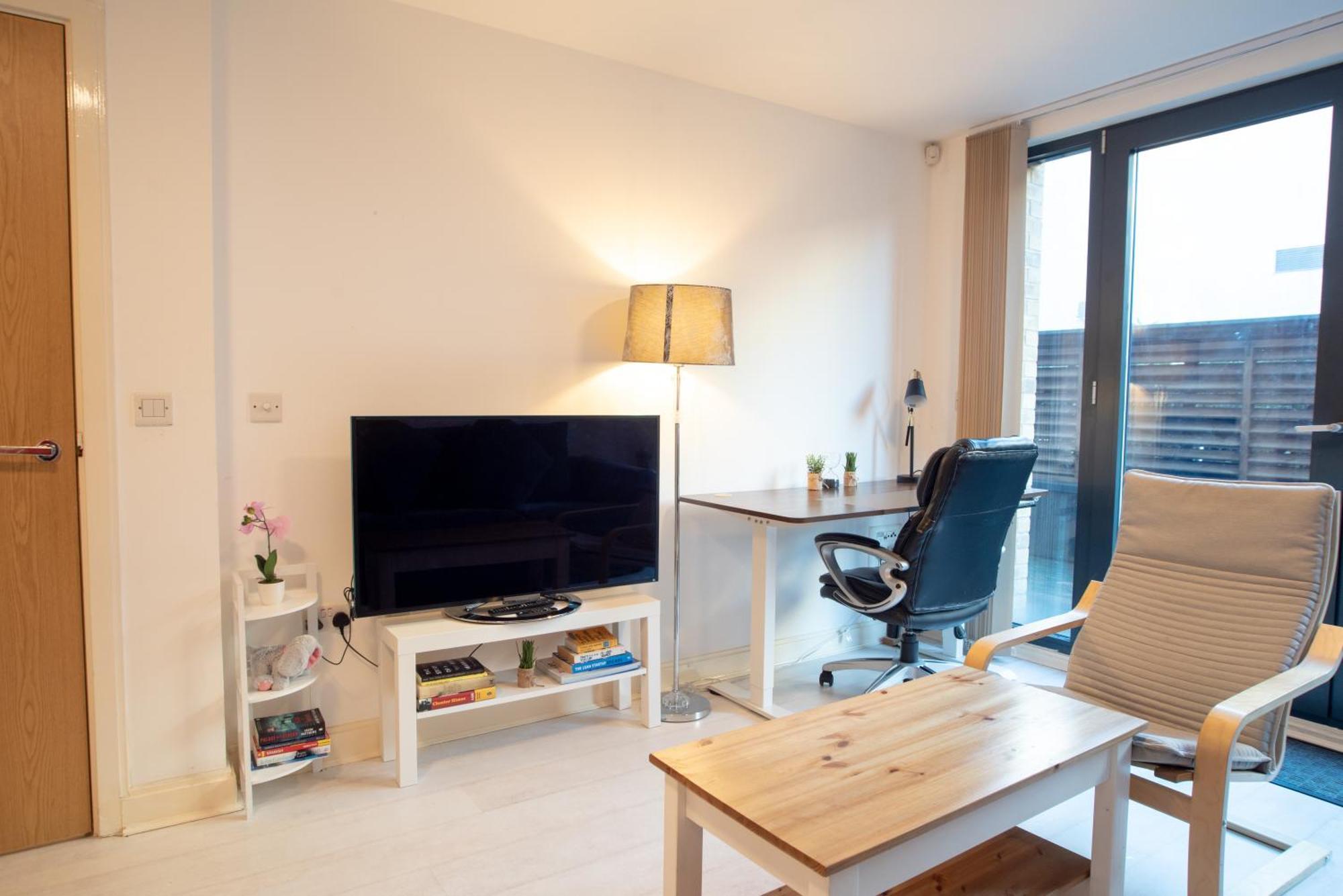 Two-Bedroom Luxury Apartment With Workspace, Free Secure Parking & Coffee 伯明翰 外观 照片