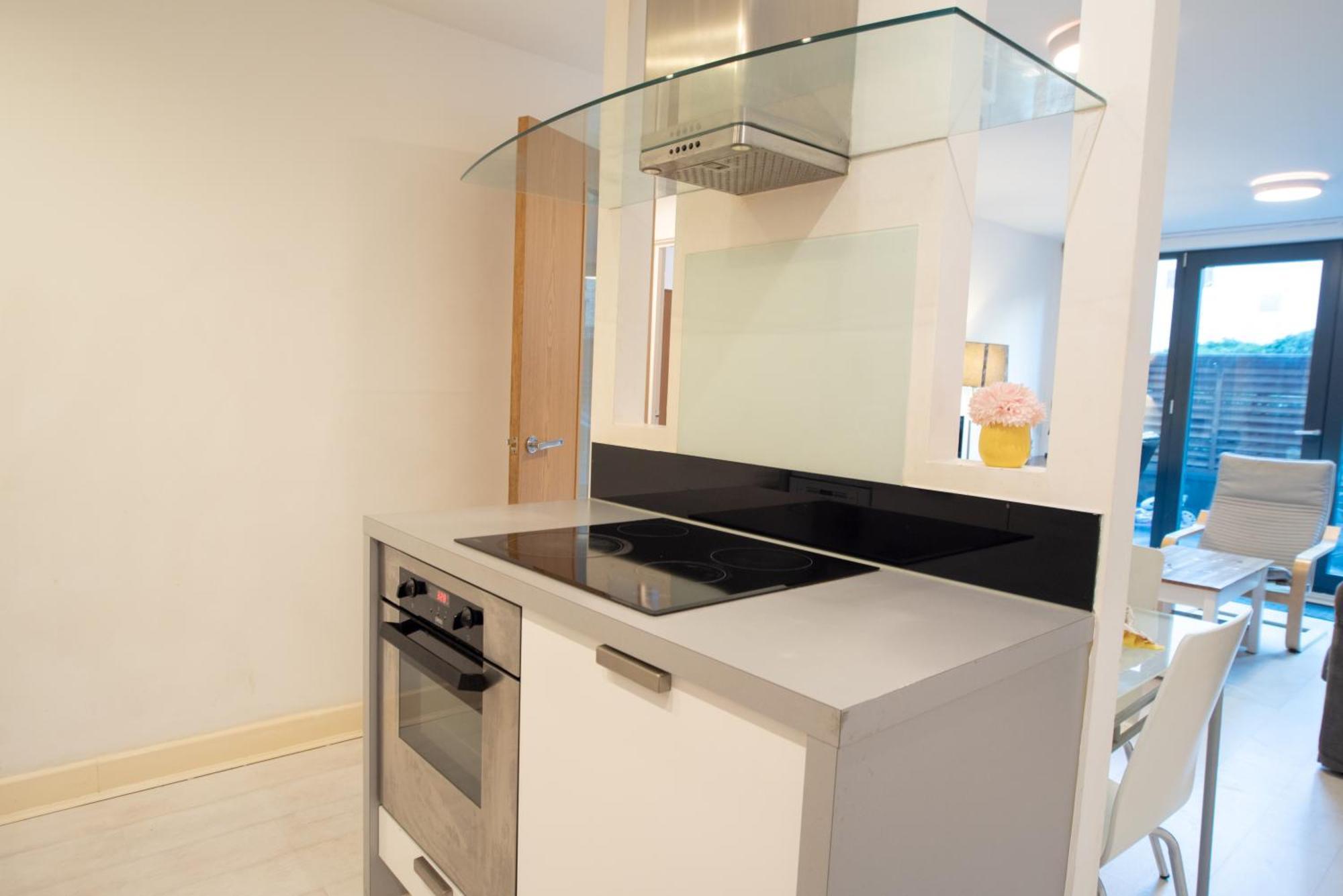 Two-Bedroom Luxury Apartment With Workspace, Free Secure Parking & Coffee 伯明翰 外观 照片