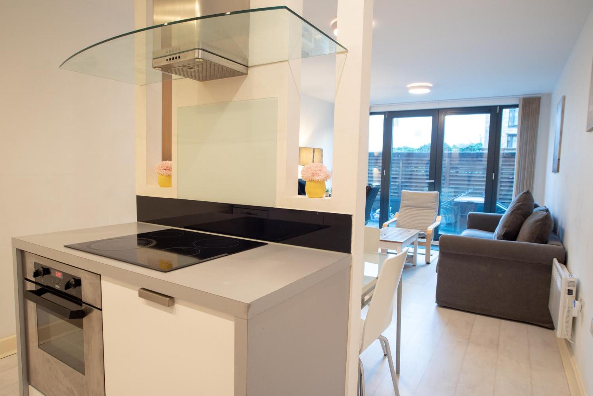 Two-Bedroom Luxury Apartment With Workspace, Free Secure Parking & Coffee 伯明翰 外观 照片