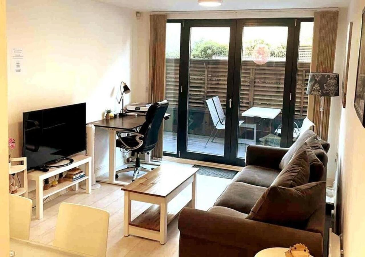 Two-Bedroom Luxury Apartment With Workspace, Free Secure Parking & Coffee 伯明翰 外观 照片